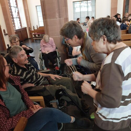 Lachyoga Kirche 1 rotated